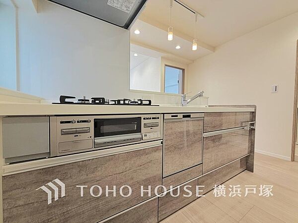 【Kitchen】ご家族みんなで調理ができる位のスペースを実現したキッチン空間となっております。みんなで作った料理を召し上がりながらの会話は、どのような物になるのでしょうか。
