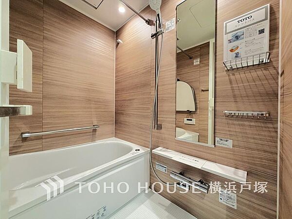 【Bathroom】1日の疲れを取り心身を癒すことができる住まいの中のリラクゼーション空間、リラックスできるよう優しいカラーをチョイスしました。時を忘れるほどのんびりできる空間に。