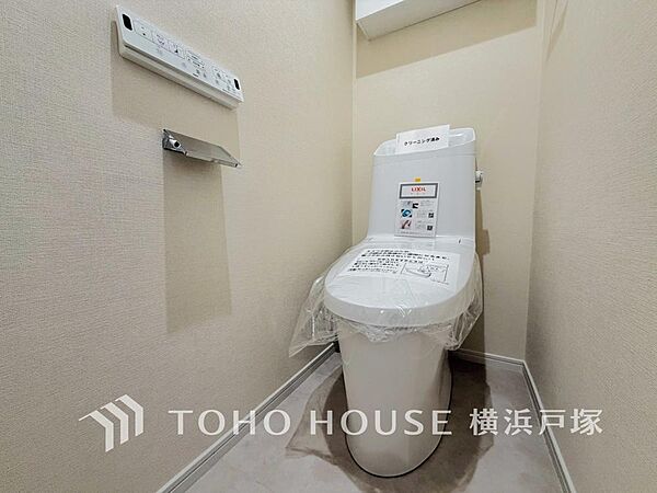 【Toilet】十分な広さと清潔感のあるカラーで纏まったおトイレ。時間に余裕とゆとりを持たせます。