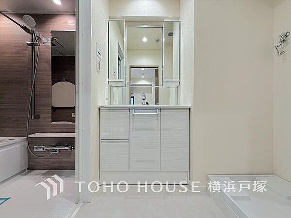 【Powder room】ご家族の1日が始まり、1日が終わりを締めくくる洗面空間。洗濯機を配置しても十分なスペースを確保した設計となっております。