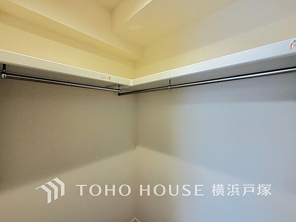 【WIC】ウォークインクローゼットを完備。お子様のおもちゃやゴルフバックなど、大きなお荷物をお持ちの方や、季節物の家電製品やキャリーバック、お荷物が多い方でも安心のスペースです。