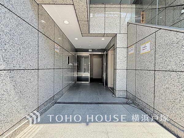 【Entrance】エントランスは毎日の行き帰りで使う大事な空間です。明るい基調で華やかなデザインなので、毎日も気持ちよく、またご友人なども素敵に迎え入れられます。