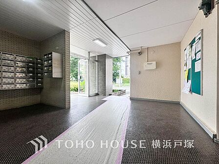 【Entrance】足を踏み入れると静穏な時間が流れるエントランスホール。心やすらぐ憩いのスペース。ゆったりと寛ぎながら、思い思いの時間を過ごせる空間です。