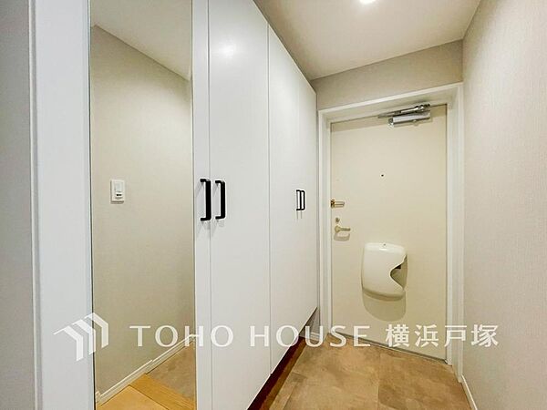 「Entrance」お客様をお迎えする玄関は落ち着いた雰囲気。帰り着くたびに洗練されたテイストの空間に迎えられ誇りと喜びを感じる玄関まわりです。