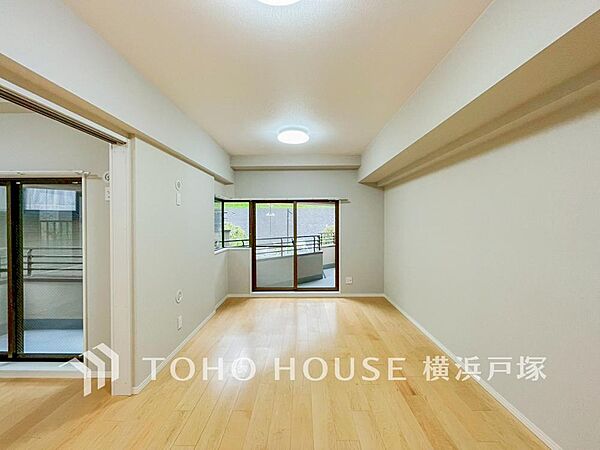 「Living room」ここにはみんなが集い、食事と楽しい会話が始まる。話に夢中になりすぎて、ついつい時を忘れてしまう。そんな束の間の幸せを感じさせてくれる場所。