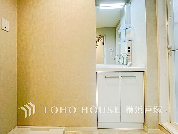「Powder room」脱衣スペースを含む空間はゆとりの広さを設け、また洗面化粧台にも収納スペースを設ける事により、散らかりやすい洗面スペースをスッキリ保てます。