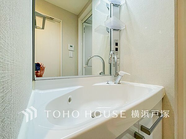「Powder room」お家の中でも特にプライベートスペースとなる洗面所は、洗濯場所と浴室を同じ空間でまとめております。