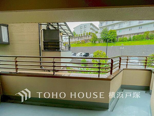 【View】手を伸ばせば、ふれることが出来そうな環境が、そのままインテリアになったような印象です。その豊かな眺望にふさわしい空間には、通風・採光にも優れ、心地よい光と風があふれています。