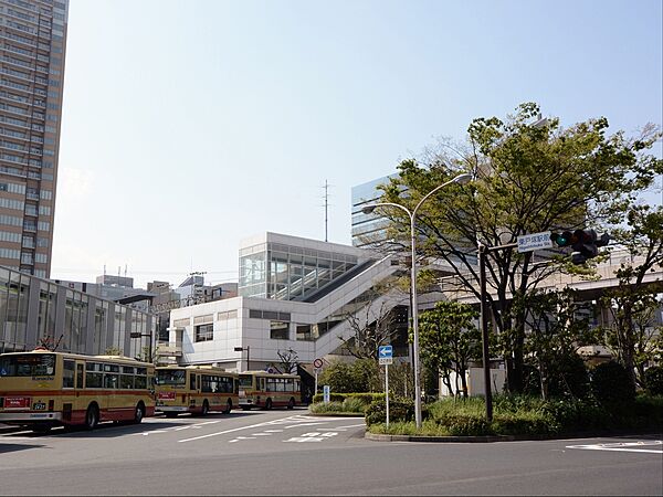 JR横須賀線、湘南新宿ラインが利用できます。横浜駅へ約9分、品川駅へ約32分、渋谷駅へ約39分。目の前には大型商業施設のオーロラモールがそびえ立つお洒落な駅。
