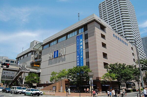 ファッションインテリアひととおり何でもそろうショッピングモール。24時間駐車場、ペットショップ、本屋なども。週末には家族連れなどで大変にぎわいます。