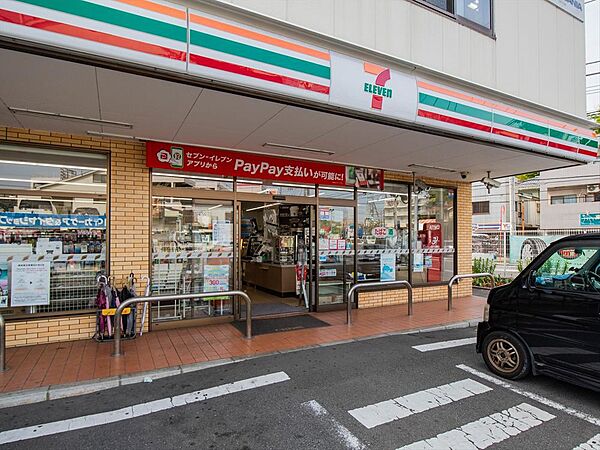 飲食料品や生活雑貨を取り揃え、周辺住民や通勤・通学者に便利なサービスを提供しています。ATMや宅配便受付などもあり、地域の暮らしをサポートしています。