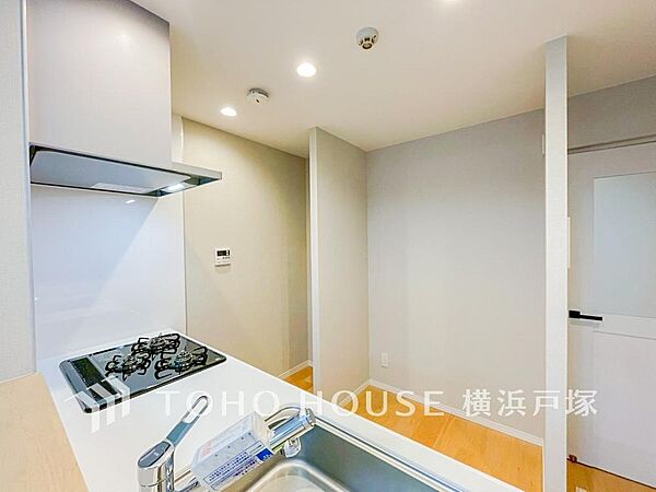「Kitchen」誰もが使いやすいデザインにこだわったキッチン。プライベートスペースを彩るインテリアとしての美と、快適な日常を支える機能性と強さがひとつになったキッチンです。