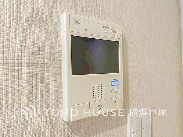 来訪者の顔を映像で確認できるTVモニター付インターホン。室内から応対できる便利な設備です。