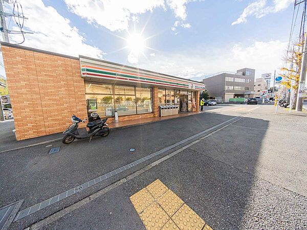 飲食料品や生活雑貨を取り揃え、周辺住民や通勤・通学者に便利なサービスを提供しています。ATMや宅配便受付などもあり、地域の暮らしをサポートしています。