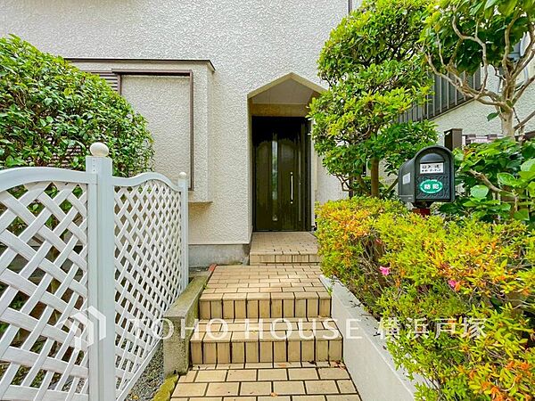「Appearance」落ち着いた街並みに馴染む佇まい。前面道路からのアプローチもしやすく、日々の出入りもスムーズです。周辺は住宅が中心の穏やかな環境で、ゆったりとした暮らしを思い描けます。
