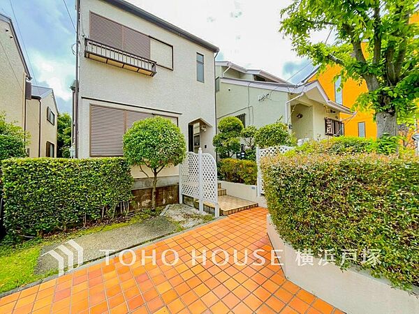 「Appearance」周囲の住まいと調和した、やわらかな印象の佇まい。落ち着いた住宅街に位置しており、毎日の暮らしの中で穏やかな時間を感じられそうです。