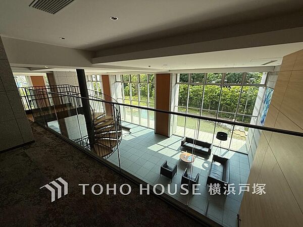「Entrance」上品で清潔感があるエントランスは住人やゲストを迎え入れ、そして送り出す場にふさわしい上質な空間です。プライベート感が高まるシックな装いのエントランス。