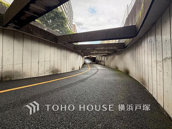 「Car space」人の動線と分けられて安心、管理の行き届いた駐車場入り口。空き状況はご確認ください。