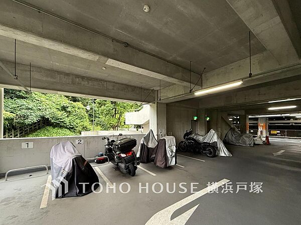 安心・便利なバイク置き場。専用スペースで大切なバイクを守り、快適な移動をサポートする理想的な場所。