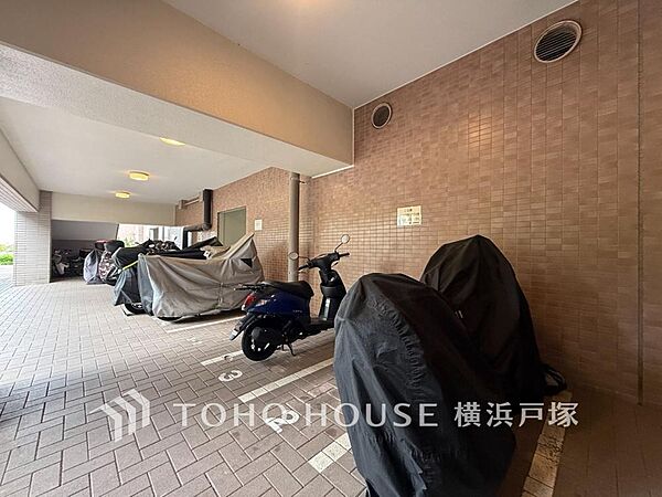 敷地内にバイク置き場を設置。大切なバイクの保管場所として利用でき、日常の移動にも便利です。