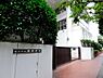 周辺：山下公園エリアに近い場所にある公立中学校。生徒の「主体性」を重んじ、落ち着いた環境のもとで多文化共生や地域社会との結びつきを大切にした活気ある教育を行います。