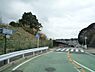 周辺：アメリカ坂まで約950m。かつて周辺に米軍施設があったことが名前の由来で外国人居留地時代の面影を残す赤レンガの壁が特徴です。坂を登ると横浜港を一望でき、異国情緒あふれる散策コースとして親しまれています