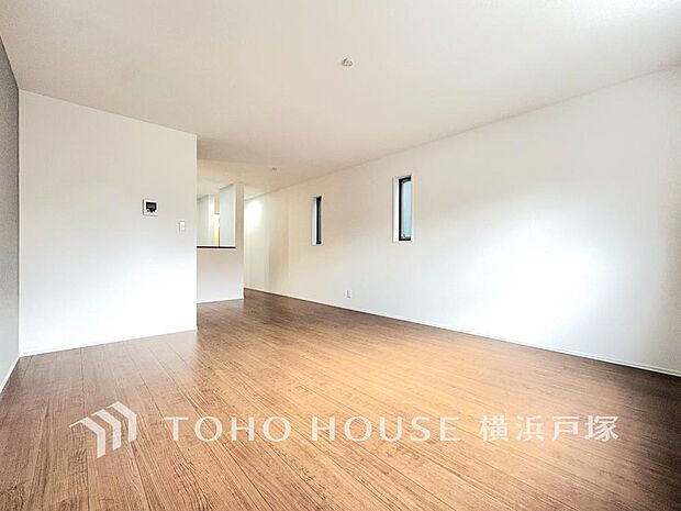 「Living room」家族みんなが爽やかに健やかに過ごせるように、溢れる光をたっぷり取り込んだリビングダイニング。集いの場、憩いの場としての快適性を求めたやすらぎの空間です。