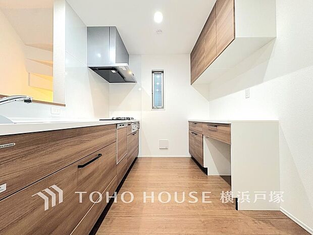 「Kitchen」内装の主役でもあり、日常活躍する重要な水回りでもあるからこそ機能性・デザイン性に力を入れております。お手入れのしやすいシステムキッチンを採用しております。