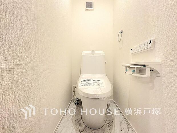 「Toilet」いつまでも清潔な空間であって頂けますように、目に留まるだけではなく、汚れをふき取り易いフロアと壁紙をチョイス致しました。洗浄便座になっておりますので、とても清潔にご使用いただけます。