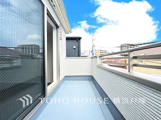 「Balcony」太陽に愛された邸は、陽当り・通風に優れた魅力的で快適さを追求した邸宅でした。ここに住むからこそ意味がある。そんな特別感に浸りながら、毎日をお過ごしして欲しいです 。