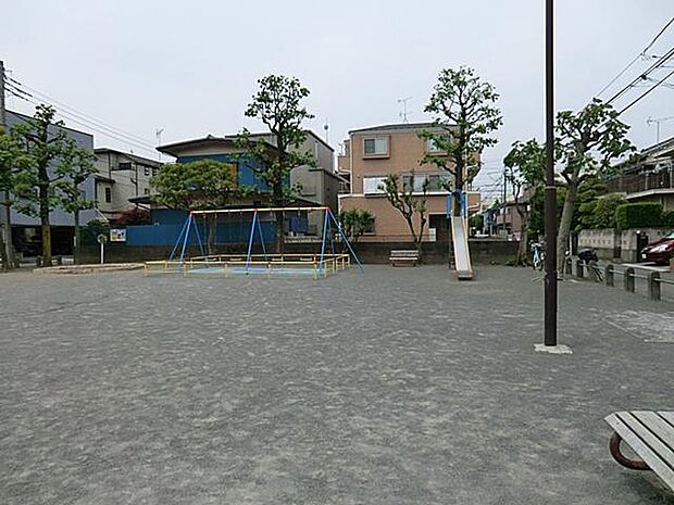 広々としたグラウンド(少年野球場)を併設しており、子どもたちが元気にスポーツを楽しめるほか、普段のお散歩や憩いの場としても利用されています。