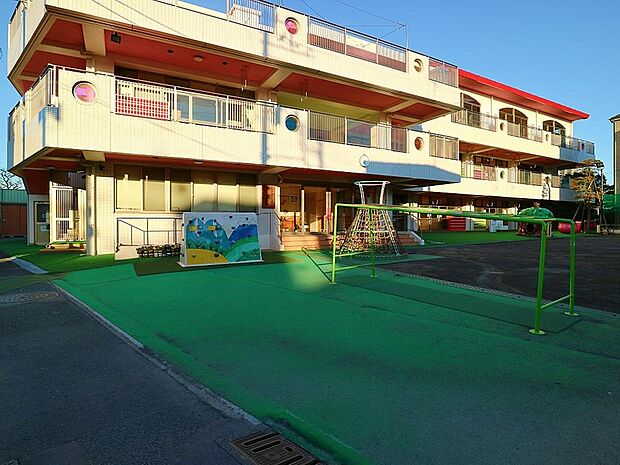地域の親子が園庭で園児と一緒に遊んだり、室内でも遊べるよう、1部屋を開放。お母さん同士の交流の場、時には保育相談として地域支援をおこなっています。