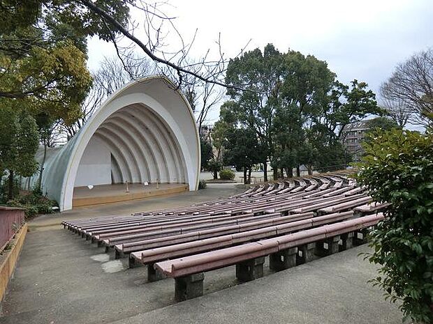 小さい子も安心なジャブジャブ池があります!隣には、遊具のある公園もあります!大型の複合遊具が充実しています。