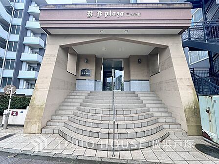 【Entrance】上質感漂うエントランス。めまぐるしく過ぎ行く日々の中でゆったりとした休息と癒しを提供してくれる居住者のプライベート空間があります。