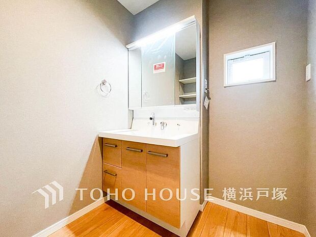 「Powder room」十分な大きさの洗面台は、身だしなみチェックや歯磨きなど、朝の慌ただしい時間でも余裕とゆとりを感じて頂けます。(1号棟)