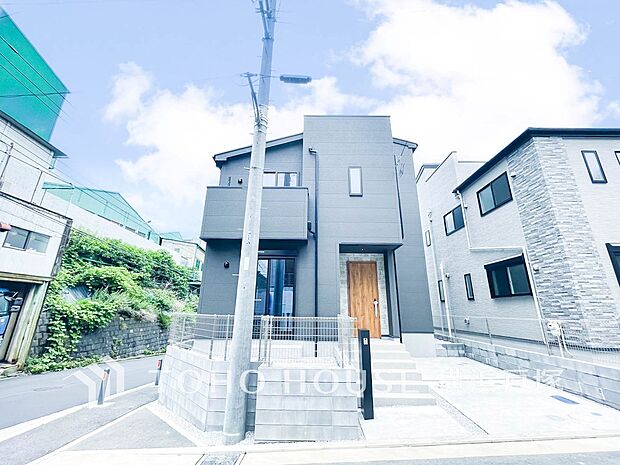 「Appearance」住む人を映し出す洗練された佇まいは、いつまでも輝き続けながらいつしか街の風景に溶け込んでいきます。(1号棟)