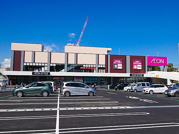 1階の食品フロア、2階には日用品、衣料品、雑貨などの他、専門店もございます。大型の駐車場が無料なのも嬉しい。歯科や接骨院、公文の教室もあり送り迎えもしやすそう。