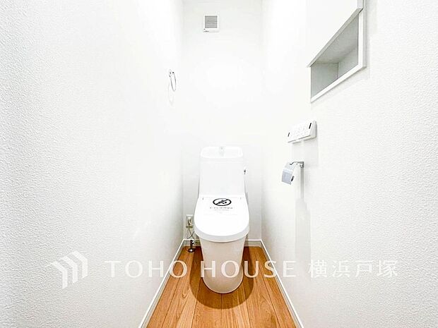 「Toilet」いつまでも清潔な空間であって頂けますように、目に留まるだけではなく、汚れをふき取り易いフロアと壁紙をチョイス致しました。洗浄便座になっておりますので、とても清潔にご使用いただけます。(1号棟