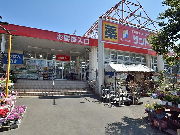 医薬品を中心に化粧品や日用品、健康関連商品などを販売する店舗。食品や飲料の取り扱いもあり、日常の買い物にも利用されています。
