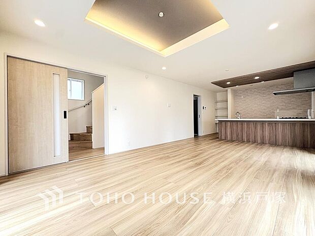 「Living room」一日の中で多くの時間を過ごすことになる住まいだからこそ、いつも穏やかな空間であるように心掛けています。構成する建材などへの配慮が、住まう方の健康を守ります。