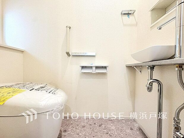 「Toilet」いつまでも清潔な空間であって頂けますように、目に留まるだけではなく、汚れをふき取り易いフロアと壁紙をチョイス致しました。毎日の生活を快適にお過ごし頂けますよう、落ち着いた雰囲気です。