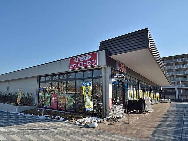 早朝から深夜まで営業のスーパーマーケット。毎日の食卓を飾る新鮮な食料品が揃います。お帰りが遅くても利用できて便利です。