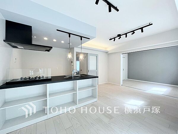 「Living room」ご家族やお客様との時間など、多くの時を刻む空間。何気なく過ぎる時でさえも上質なひと時となる快適な空間を目指して。