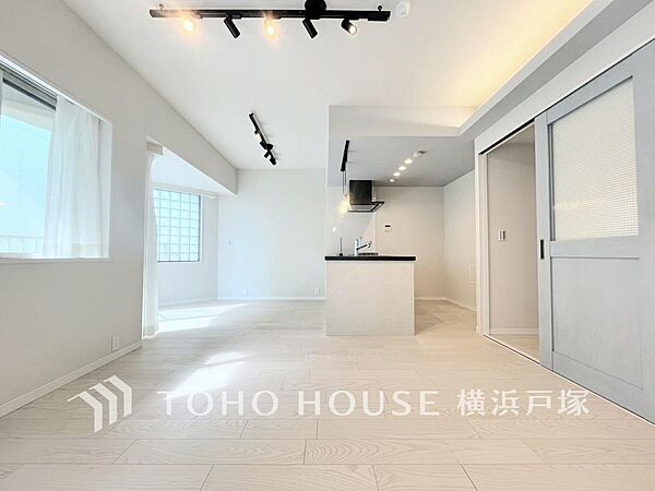 「Living room」光と風が溢れる開放的なリビングダイニングには自然と家族みんなが集まってきます。明るく穏やかな空気の中で飲んだり、食べたり、笑ったり。
