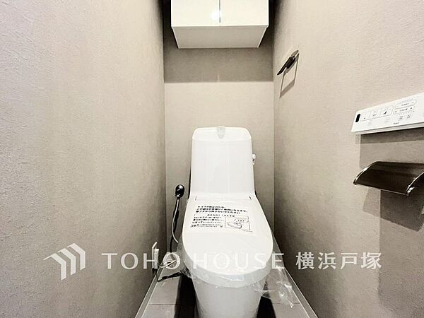 「Toilet」いつまでも清潔な空間であって頂けますように、目に留まるだけではなく、汚れをふき取り易いフロアと壁紙をチョイス致しました。洗浄便座になっておりますので、とても清潔にご使用いただけます。