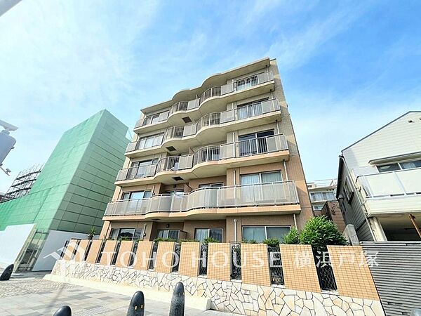 「Appearance」住む人を映し出す洗練された佇まいは、いつまでも輝き続けながらいつしか街の風景に溶け込んでいきます。