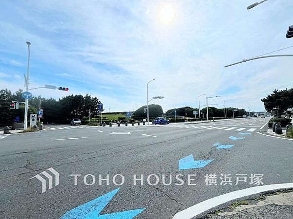 「Frontal road」忙しく過ぎゆく日常を置き去るほど、ゆったりした時間が流れる住環境。「快適」は「家」と「街」と「環境」が調和した時に訪れるだと改めて感じさせてくれます。