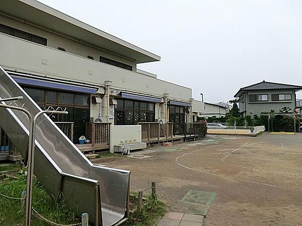 公立保育園。園庭が広く、遊具も充実しており、子どもたちは毎日楽しく遊べます。また、春から夏にかけて各学年で野菜を育て、収穫したものを給食に使用するなど、食育にも力を入れています