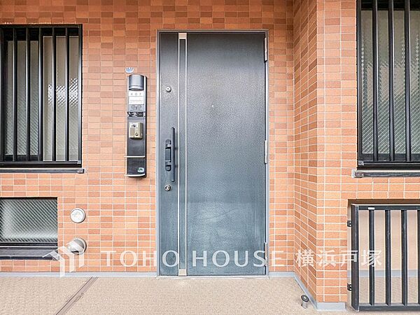 【Entrance】お客様をお迎えする玄関は落ち着いた雰囲気。帰り着くたびに洗練されたテイストの空間に迎えられ誇りと喜びを感じる玄関まわりです。