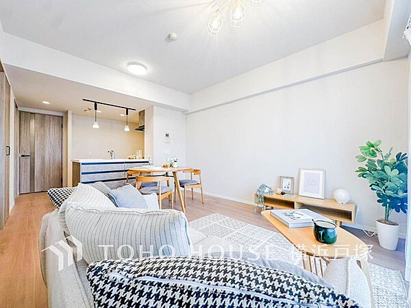 【Living room】明るく開放的な空間が広がるLDK。室内には豊かな陽光が注ぎ込み、爽やかな住空間を演出。